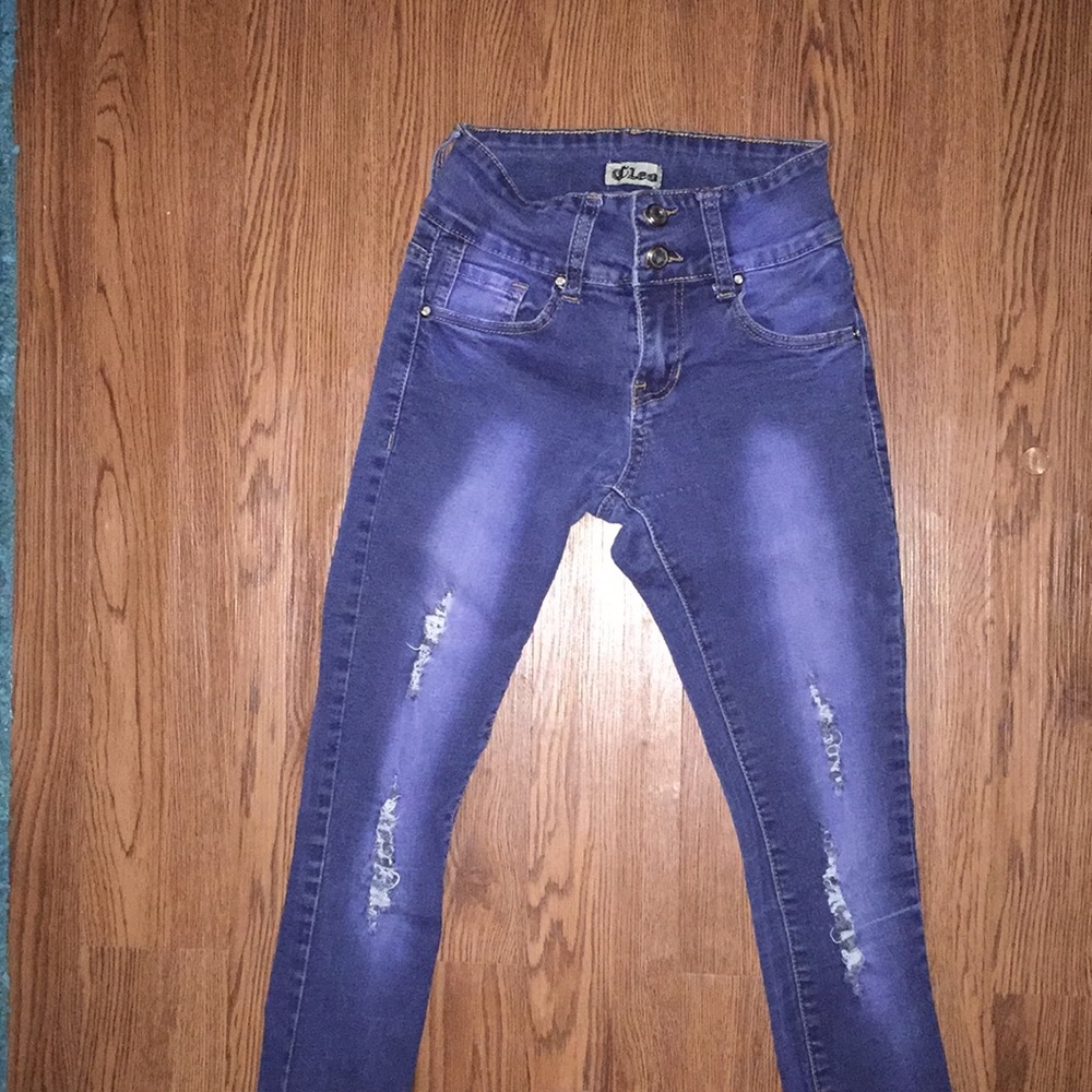 woman’s blue jeans
